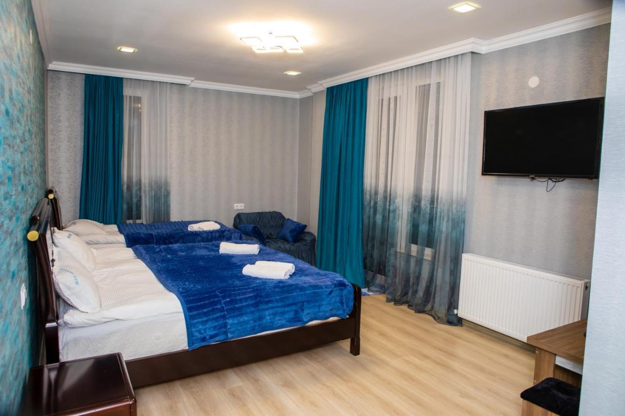 Blue Heaven Hotel Bakoerjani Buitenkant foto